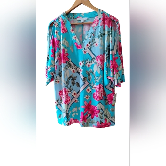 Juniper & Lime Tops - NWT Juniper And Lime Floral V-Neck Top with Split Sleeve Size XL